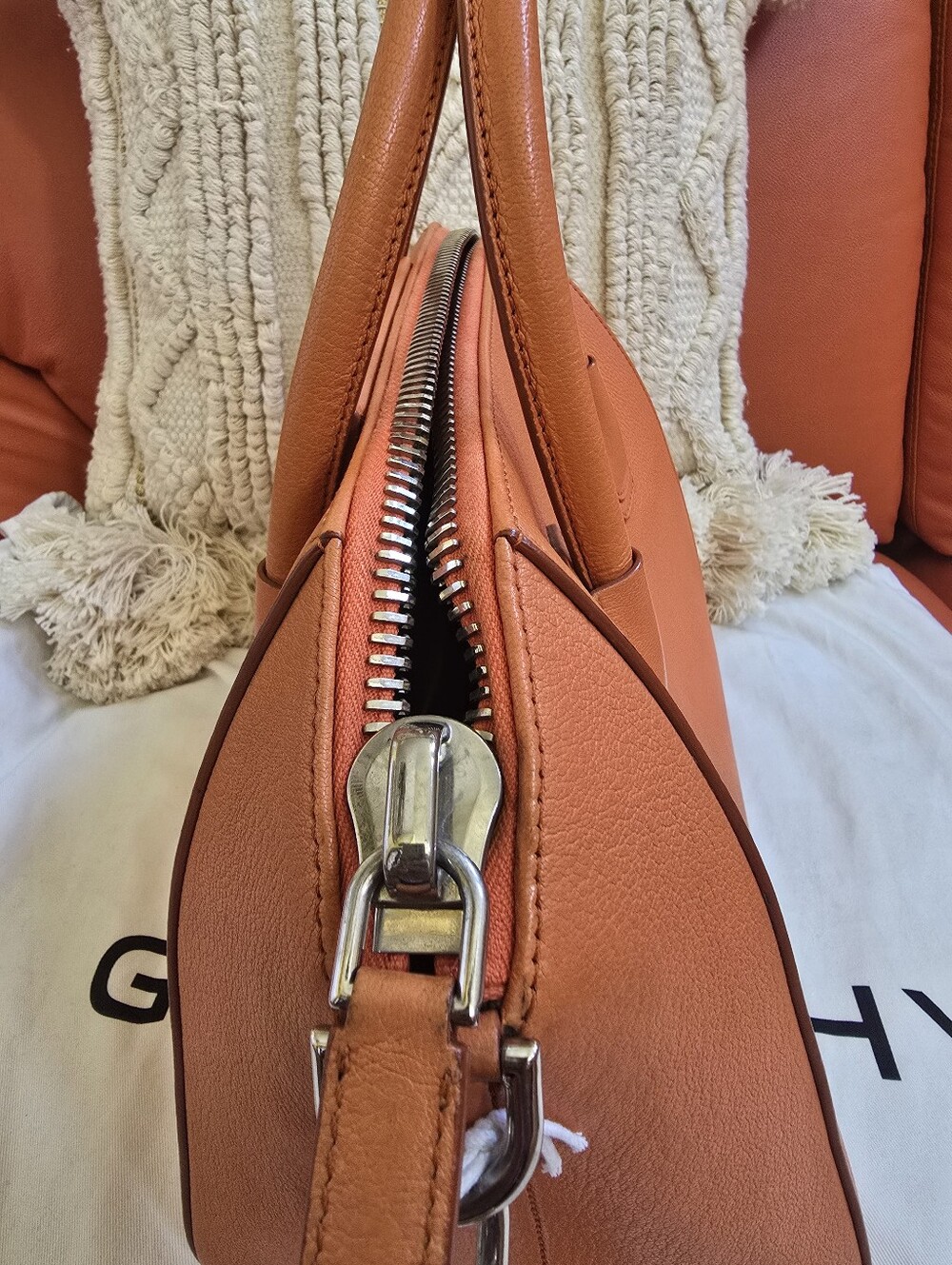 Givenchy Orange  Antigona Shoulder Bag  Goatskin Leather. - Picture 5 of 16